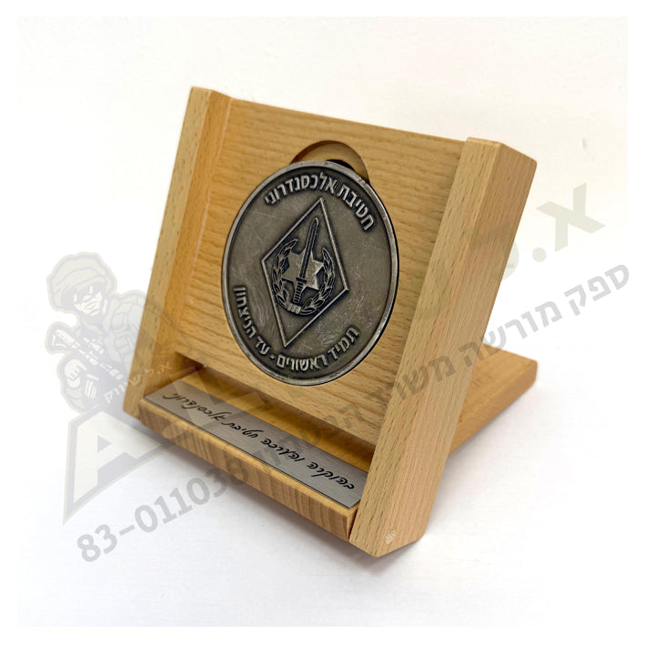 מעמד למדליה מעץ מהגוני